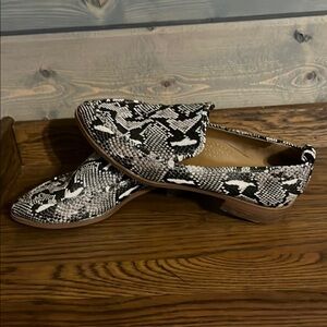 Susina Black and White Flats with Snakeskin Texture